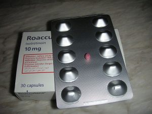 Boîte de Roaccutane isotrétinoïne - traitement oral de l'acné sévère